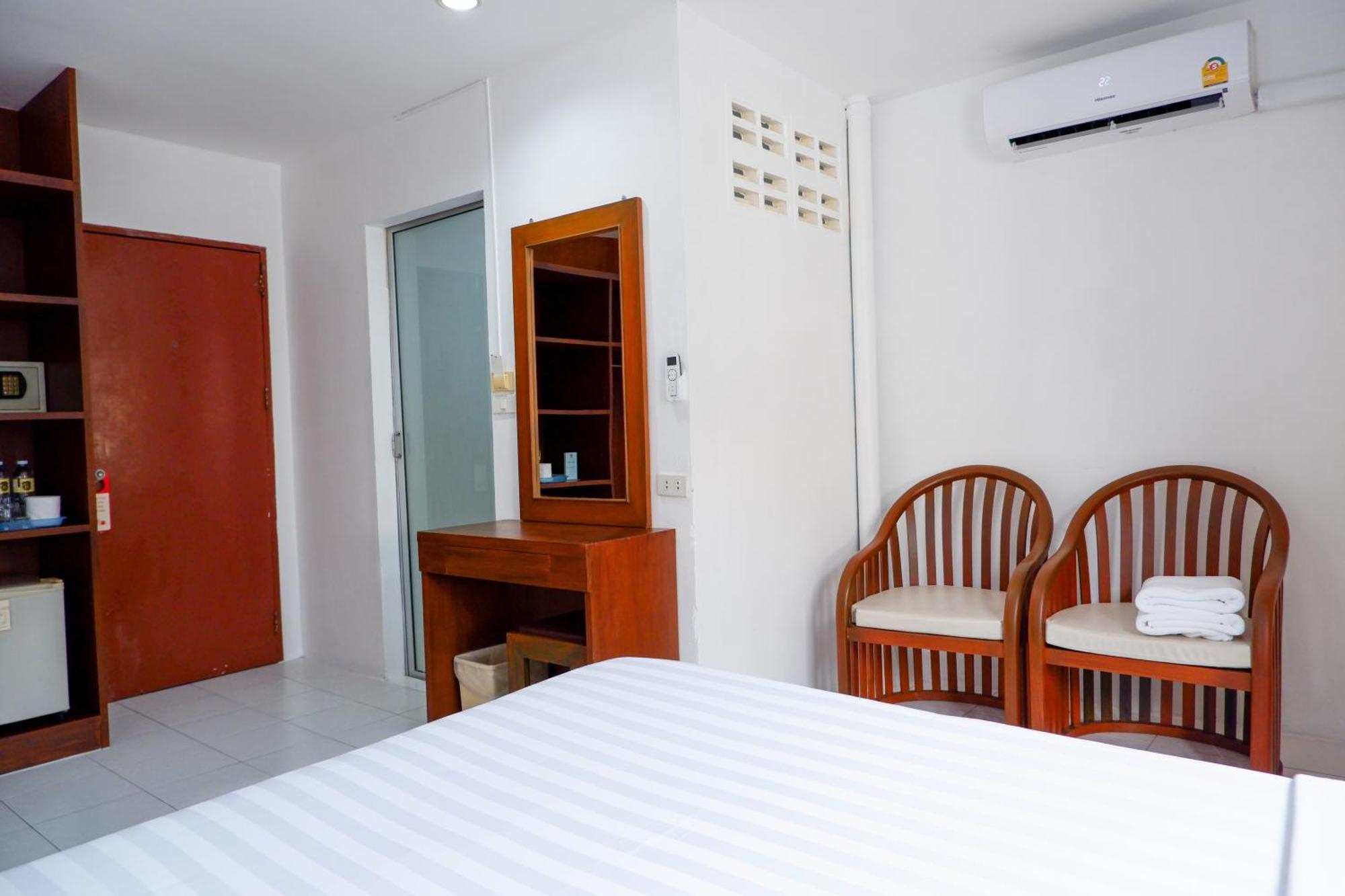 18 Coins Budget Hotel Pattaya Phòng bức ảnh