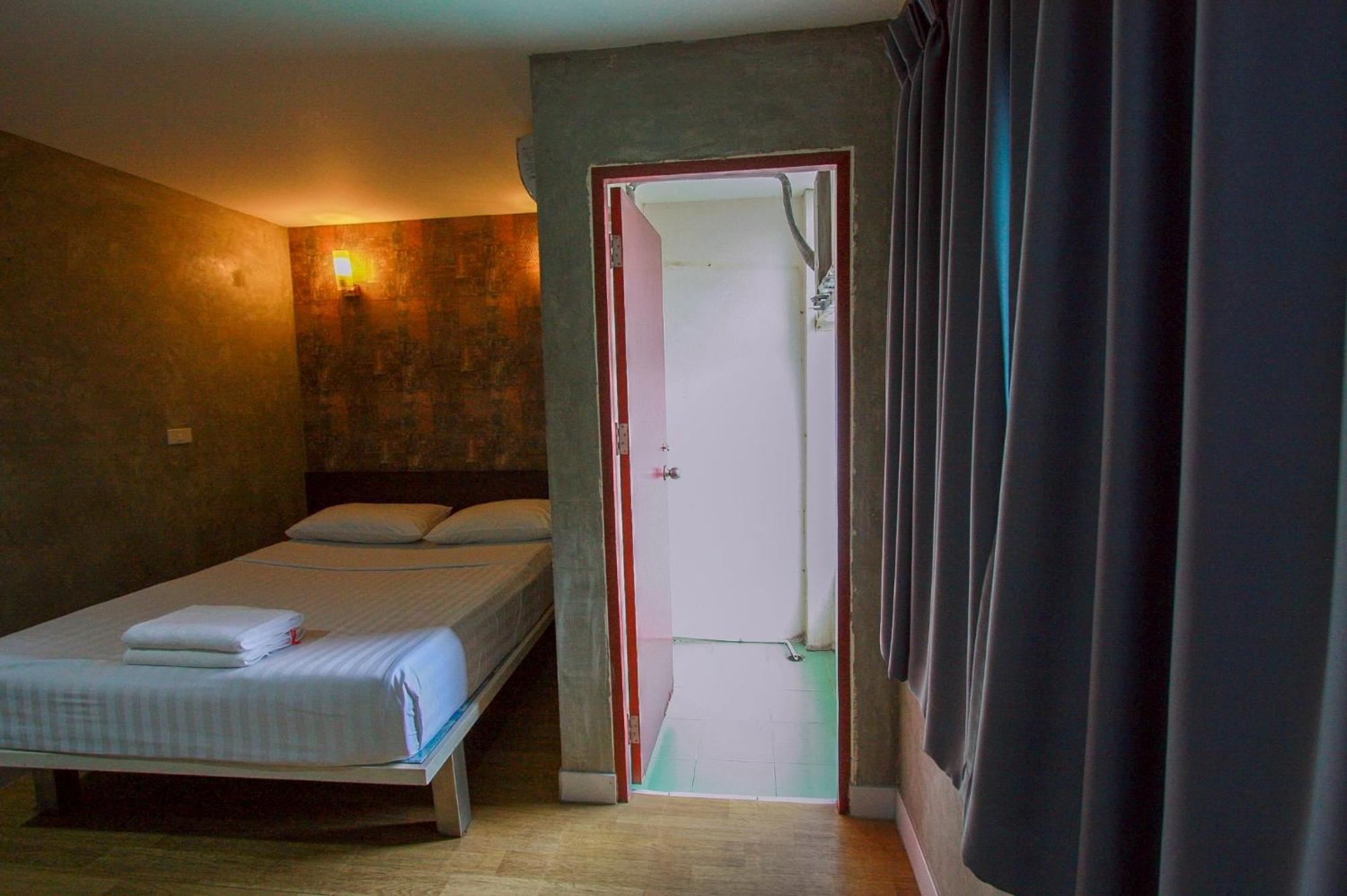 18 Coins Budget Hotel Pattaya Phòng bức ảnh